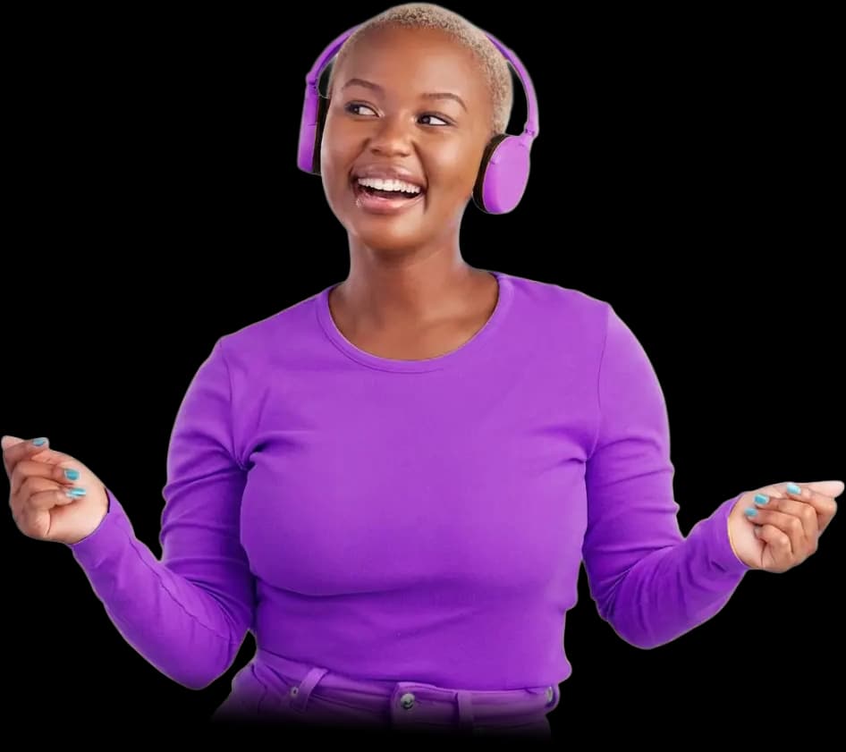 Une jeune femme souriante, casque audio sur les oreilles, qui écoute sa chanson